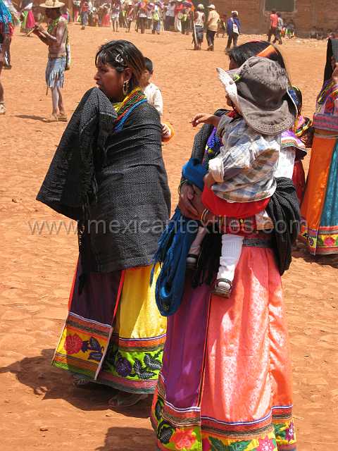 cora_women_10.JPG - Village of Cora Indian with examples of town, mountains, people, costume, textiles, costume and spiritual life